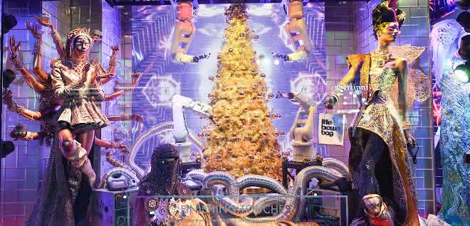 Yumi cobots from ABB decorate Christmas tree at Bloomingdale's.