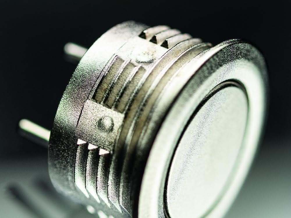 Short-stroke pushbutton