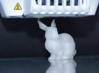 Ein 3D-Drucker druckt einen Kunststoffhasen. Im Kunststoff sind DNA-Moleküle enthalten, in denen die Druckanleitung kodiert ist. Kunststoffhase mit DNA-Molekülen im Kunststoff