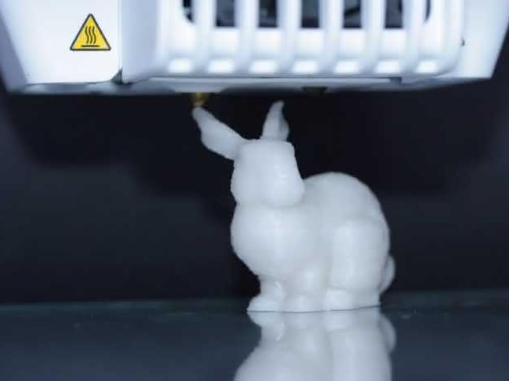 Kunststoffhase mit DNA-Molekülen im Kunststoff