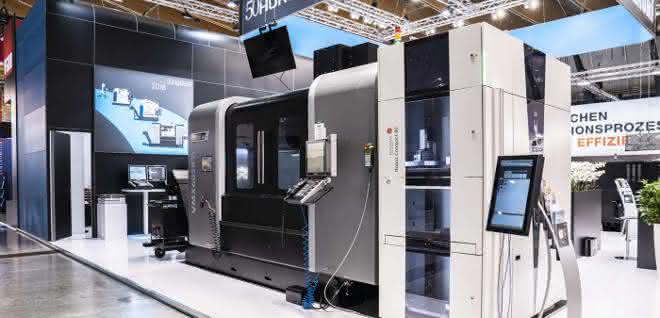 5-Achs-Bearbeitungszentrum VMX 60 SRTi und Beladeroboter Erowa Robot Compact 80 Automatisierte Werkzeugmaschine