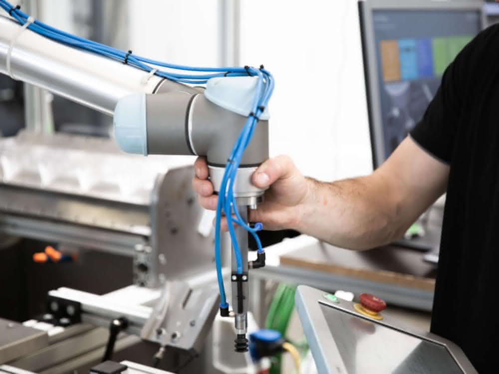 Robot with end effector Robot with end effector