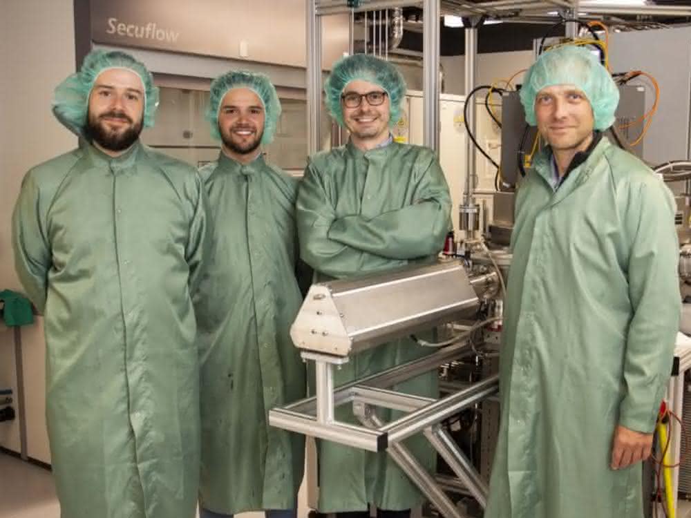 Das Forschungsteam im Labor: Dr. Michael Schneider, Jonas Hafner MSc, Dr. Daniel Platz und Prof. Ulrich Schmid. Vier Wissenschaftler in grünen Kitteln und mit grünen Haarnetzen