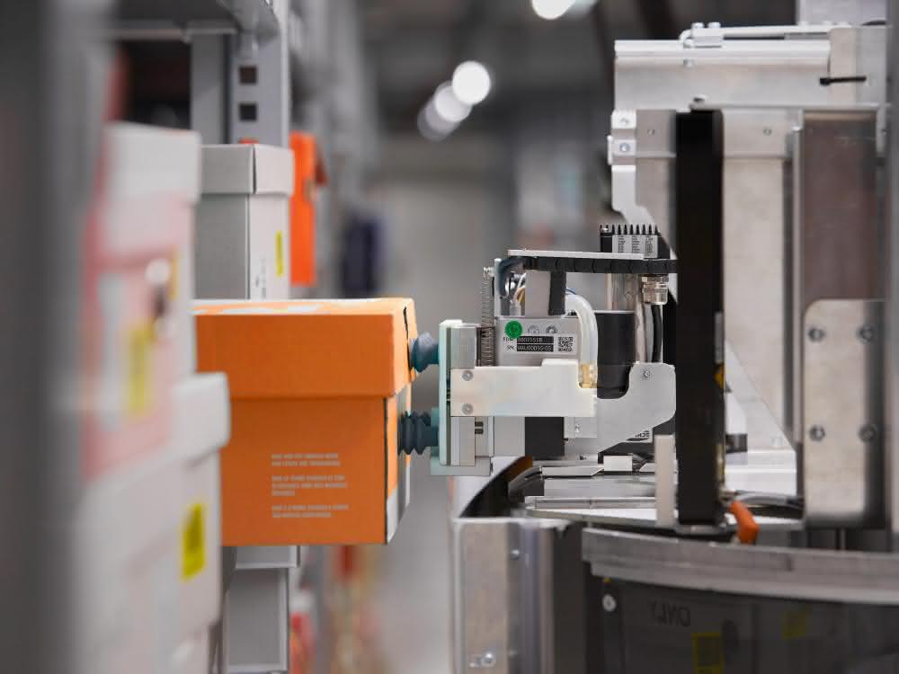 Robotics solution: Lloyd Shoes relies on A.I. and robots