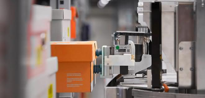 Robotics solution: Lloyd Shoes relies on A.I. and robots