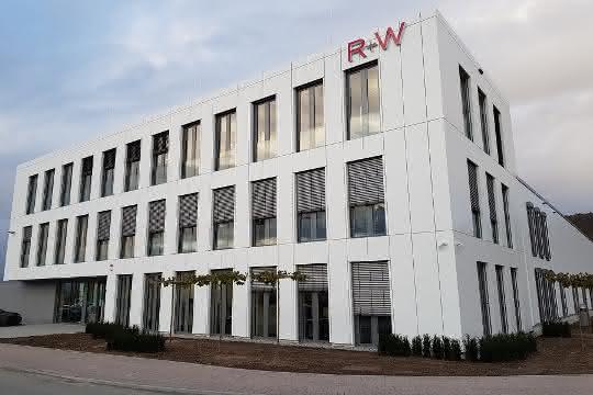 R + W wächst