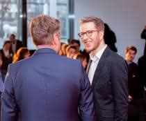 Jüngerer und älterer Mann im Gespräch