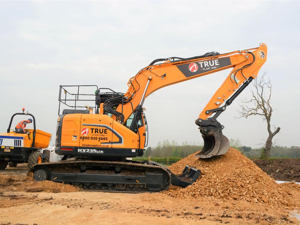 Bagger und Radlader: True Plant Hire investiert in Hyundai-Kurzheckbagger