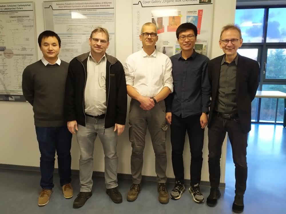 Forscherteam am LIKAT: Dr. Jiawang Liu (l.), Dr. Helfried Neumann, Dr. Ralf Jackstell, Ji Yang und Prof. Matthias Beller. Foto von fünf Forschern am LIKAT.