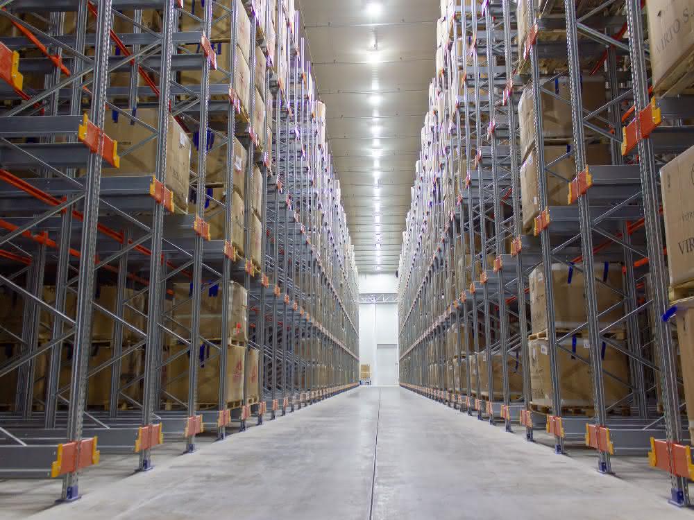 Semi-automated shuttle system: Deep-frozen, compact storage