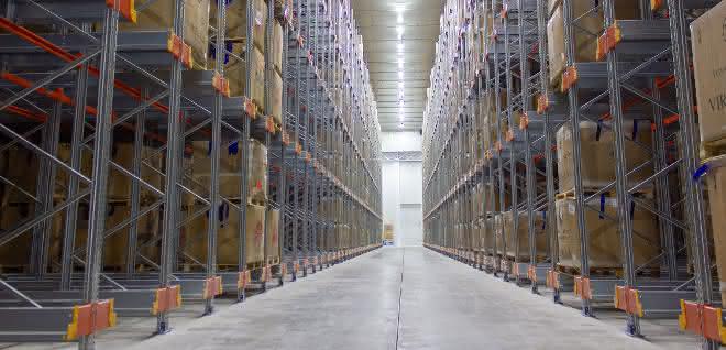 Semi-automated shuttle system: Deep-frozen, compact storage