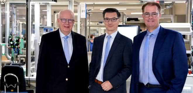 Die geschäftsführenden Jumo-Gesellschafter Bernhard Juchheim (links) und Michael Juchheim (rechts) haben zum 1. Januar 2020 Dimitrios Charisiadis (Mitte) zum dritten Geschäftsführer bestellt. Geschäftsführende Jumo-Gesellschafter Bernhard Juchheim, Michael Juchheim und neuer zusätzlicher Geschäftsführer Dimitrios Charisiadis