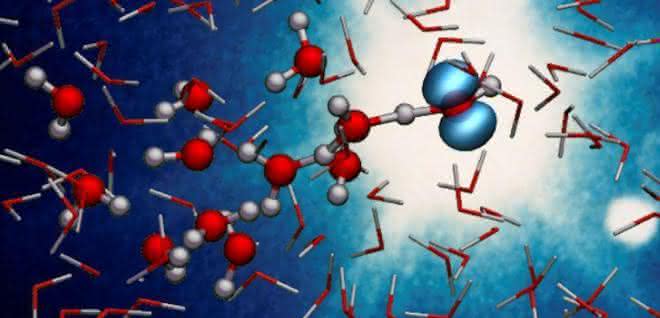 Der Moment des Protontransfers von einem ionisierten zu einem neutralen Wassermolekül. Die blaue, hantelförmige Wolke zeigt das Orbital, aus dem ein Elektron durch Bestrahlung herausgeschlagen wurde.