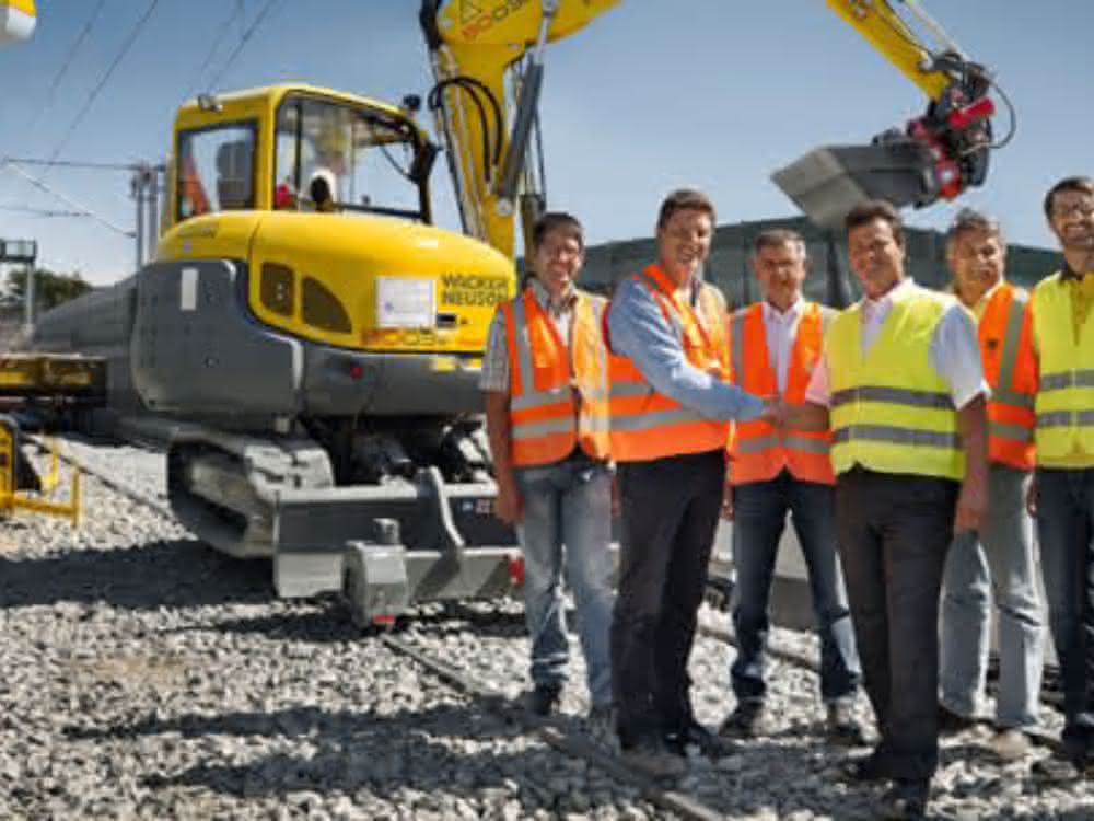 Wacker Neuson: Erster Zwei-Wege-Bagger ausgeliefert