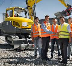 Wacker Neuson: Erster Zwei-Wege-Bagger ausgeliefert