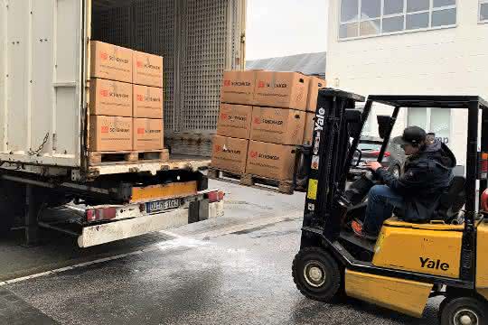 Logistikdienstleister: DB Schenker unterstützt Hilfsprojekt auf Lesbos