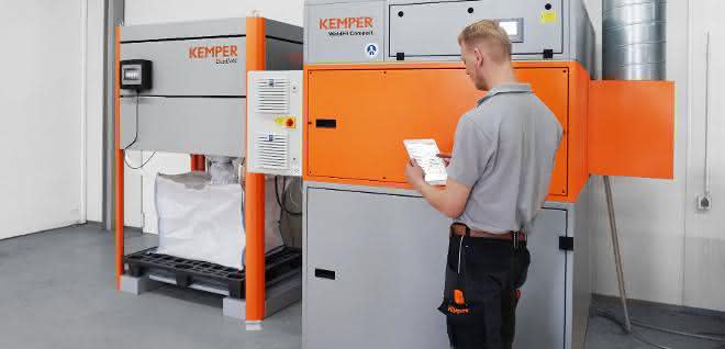Kemper-Techniker beim Service Kemper-Techniker bei Wartungsarbeit