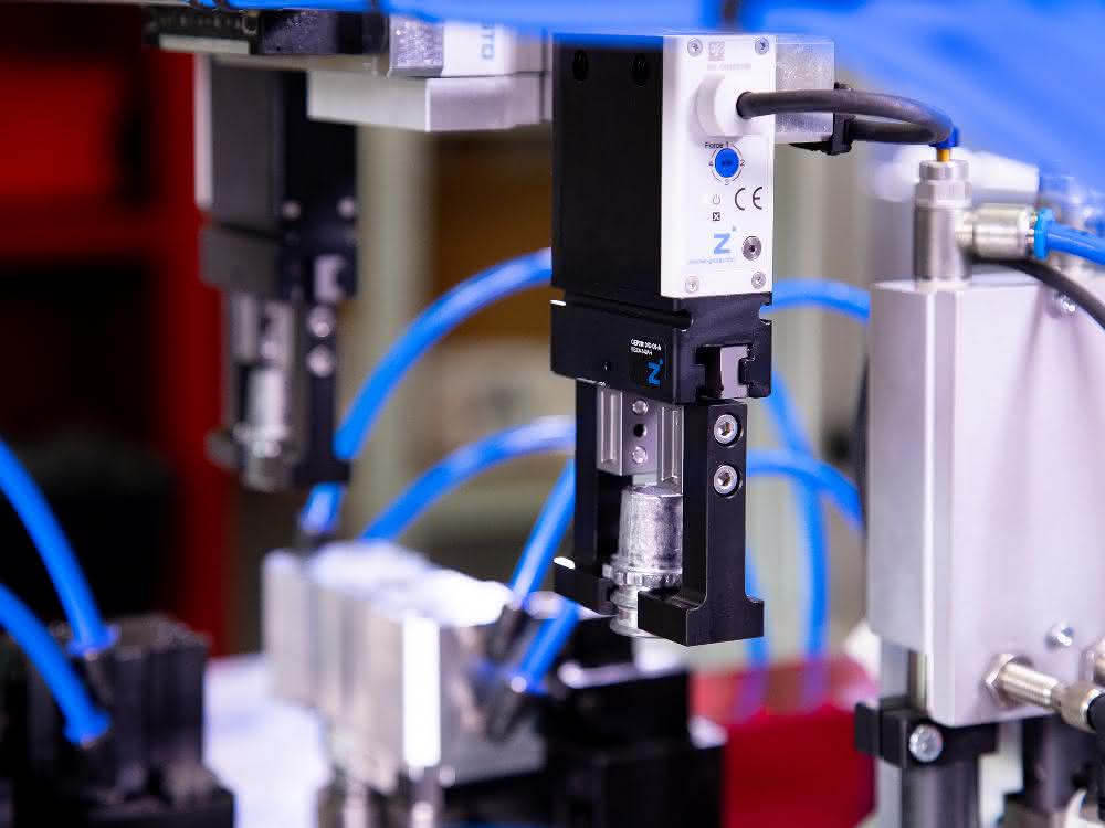Gripper for battery terminal smoothing machine: Everything runs smoothly here