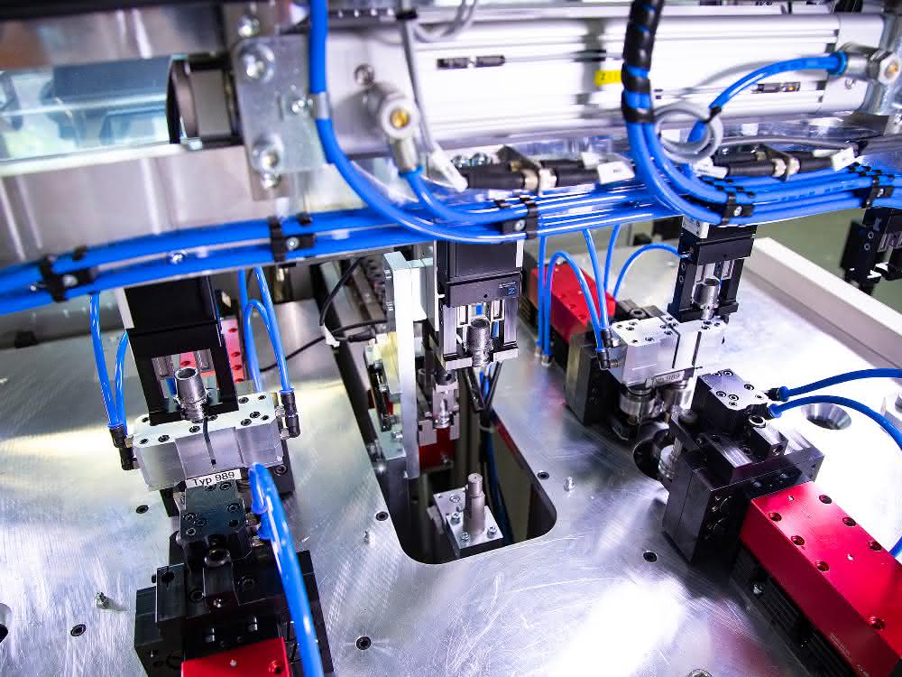 Gripper for battery terminal smoothing machine: Everything runs smoothly here