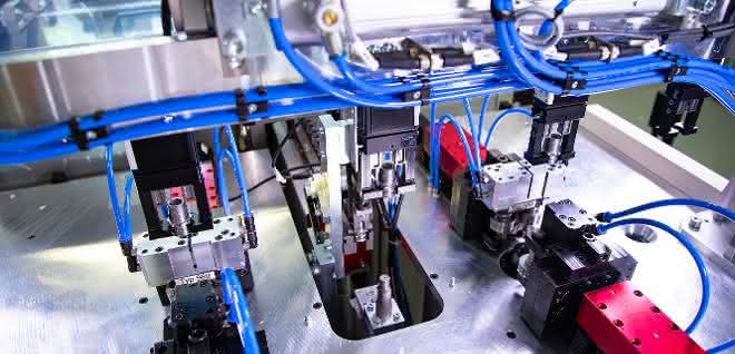 Gripper for battery terminal smoothing machine: Everything runs smoothly here