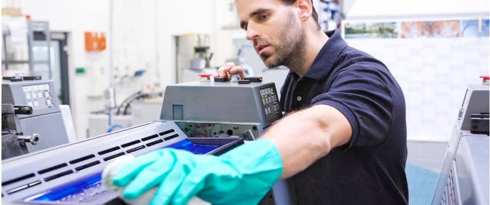 Derzeit wäscht Mewa über 1 Milliarde Putztücher im Jahr Putztuch im Einsatz