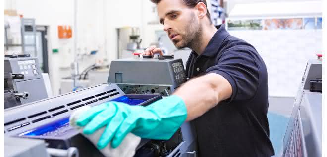 Cleaning cloth in use
