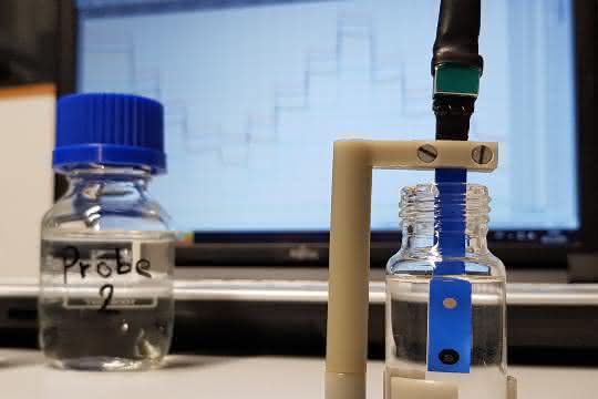 Glasflaschen mit Wasserproben und Sensor