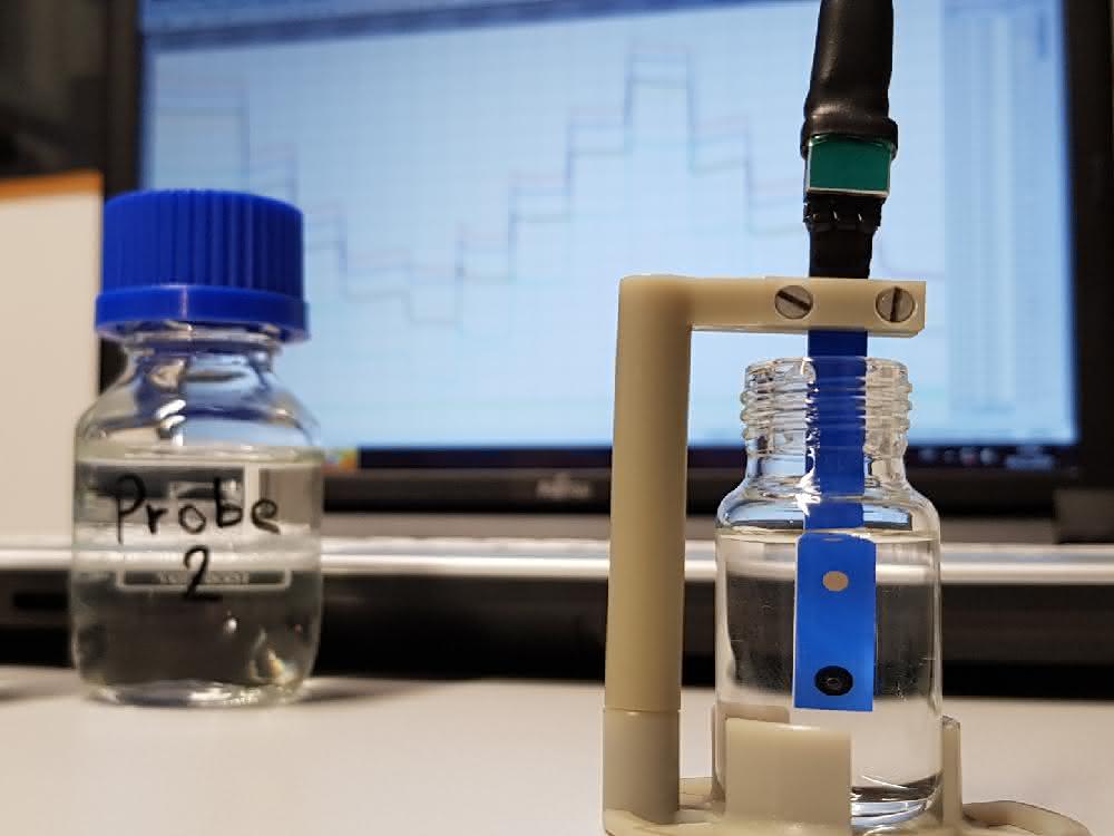 Kalziumbestimmung vor Ort: Ca<sup>2+</sup>-selektive Dickschichtsensoren für mobilen Einsatz in Wasserproben Glasflaschen mit Wasserproben und Sensor
