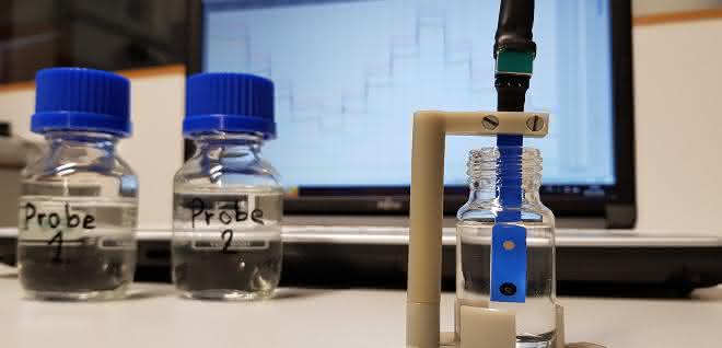 Kalziumbestimmung vor Ort: Ca<sup>2+</sup>-selektive Dickschichtsensoren für mobilen Einsatz in Wasserproben Glasflaschen mit Wasserproben und Sensor
