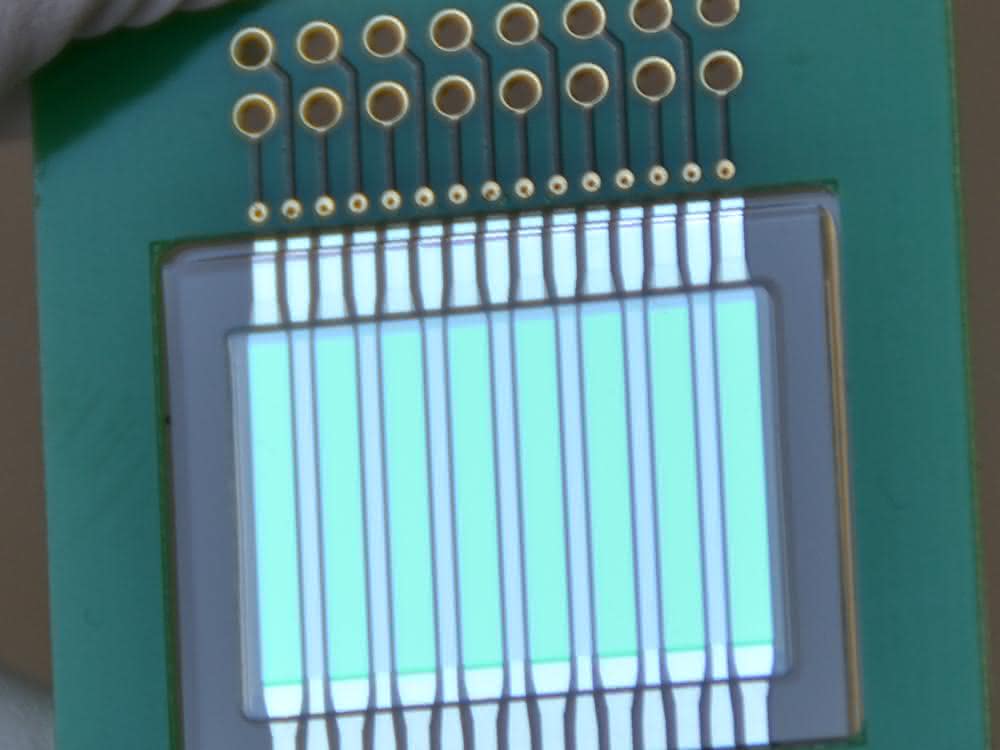 Chip mit Lichtquellen und Lichtdetektoren für die Analyse von Schadstoffen in Milch. Chip mit Lichtquellen und Lichtdetektoren für die Analyse von Schadstoffen in Milch.