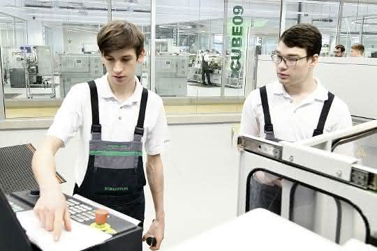 Die Auszubildenden zum Industriemechaniker an einer CNC-Fräsmaschine.