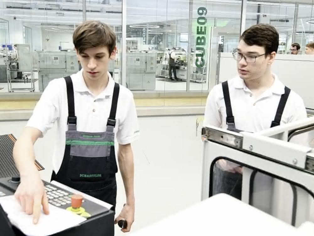 Schaeffler's new training center at the Schweinfurt site The industrial mechanic trainees at a CNC milling machine.