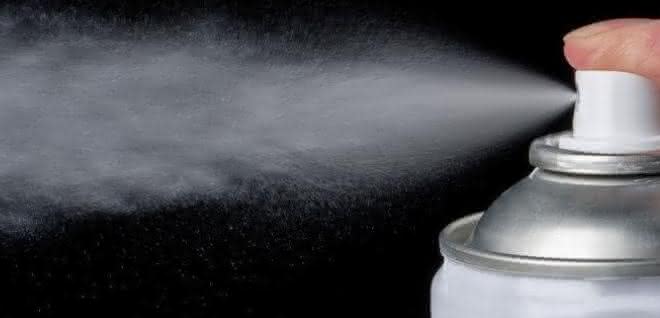 Spraydosen-Aerosole: Einfluss von Aerosolen auf Atemwege und Zellen Spraydose mit Sprühnebel