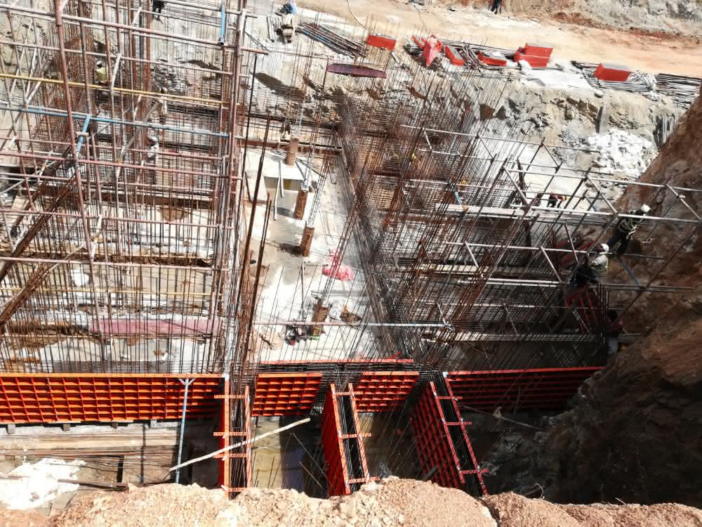 Betonkonstruktion für Eisenbahnunterführung geschalt mit Paschal