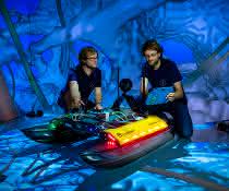 Zwei Freiberger Informatiker an dem neu entwickelten Schwimmroboter „Elisabeth“ in der CAVE. Zwei Freiberger Informatiker an dem neu entwickelten Schwimmroboter „Elisabeth“ in der CAVE.