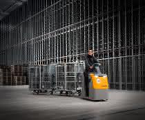 Electric tow tractors from Jungheinrich Electric tractor: Towing when things get tight