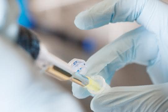 Gezeigt ist eine typische Laborarbeit: Pipettieren