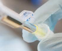 Biologie trifft Technik: TU Darmstadt gründet Zentrum für Synthetische Biologie Gezeigt ist eine typische Laborarbeit: Pipettieren