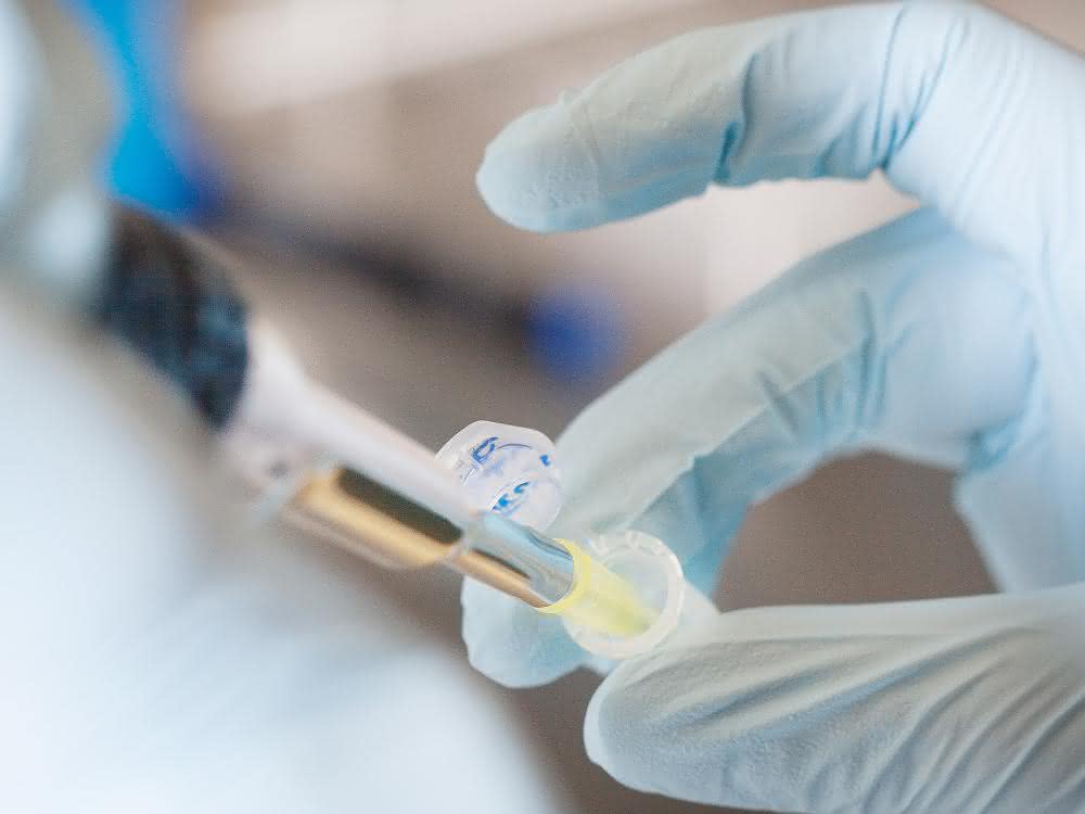 Biologie trifft Technik: TU Darmstadt gründet Zentrum für Synthetische Biologie Gezeigt ist eine typische Laborarbeit: Pipettieren