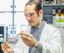 Dr. Pierre Stallforth, der Leiter der Studie, im Analysenlabor Dr. Pierre Stallforth im Labor