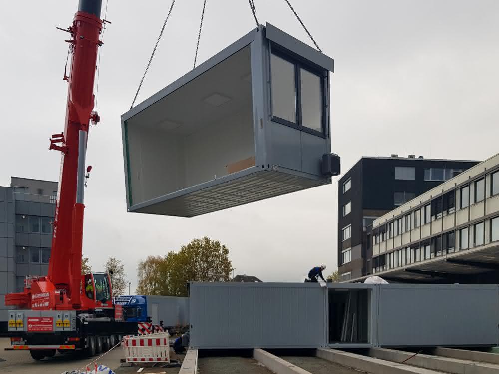 Containergebäude: Schlüsselfertiges Bürogebäude aus 93 Systemcontainern