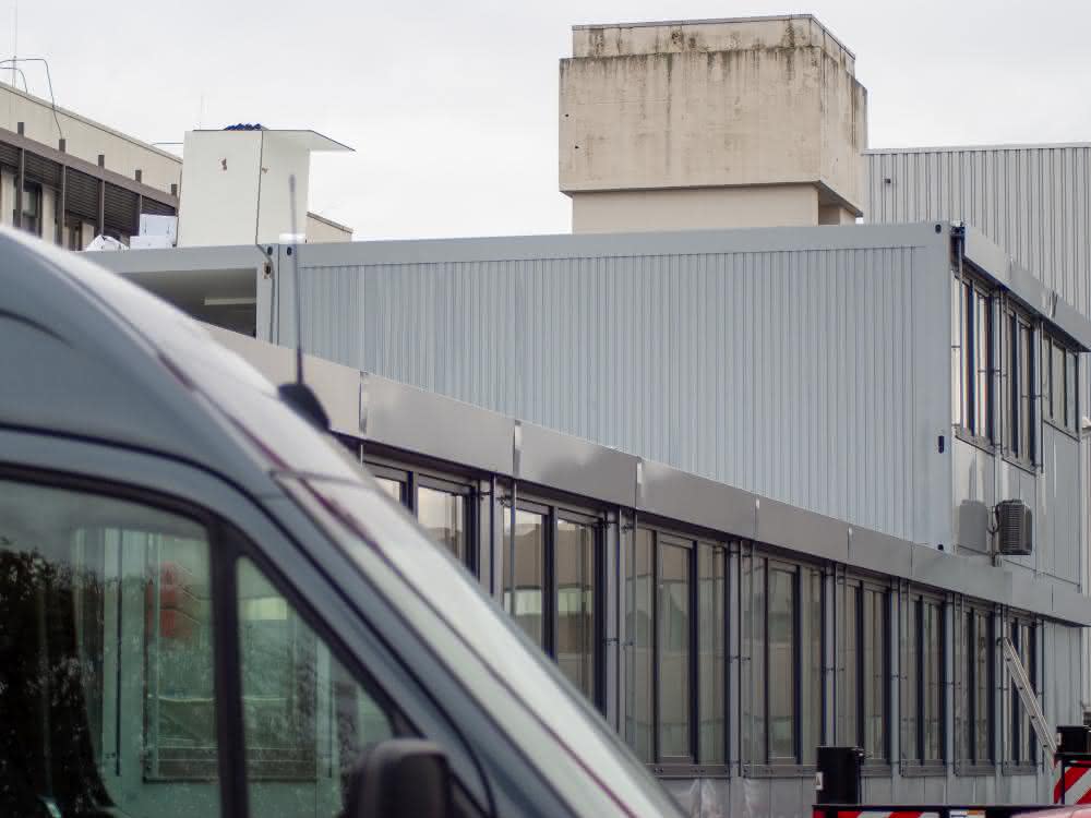 Containergebäude: Schlüsselfertiges Bürogebäude aus 93 Systemcontainern