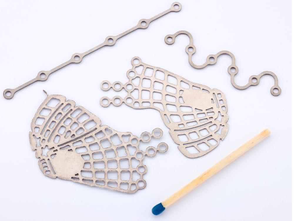Implants cut from titanium sheet for the reconstruction of severe bone injuries Implants made from titanium sheet