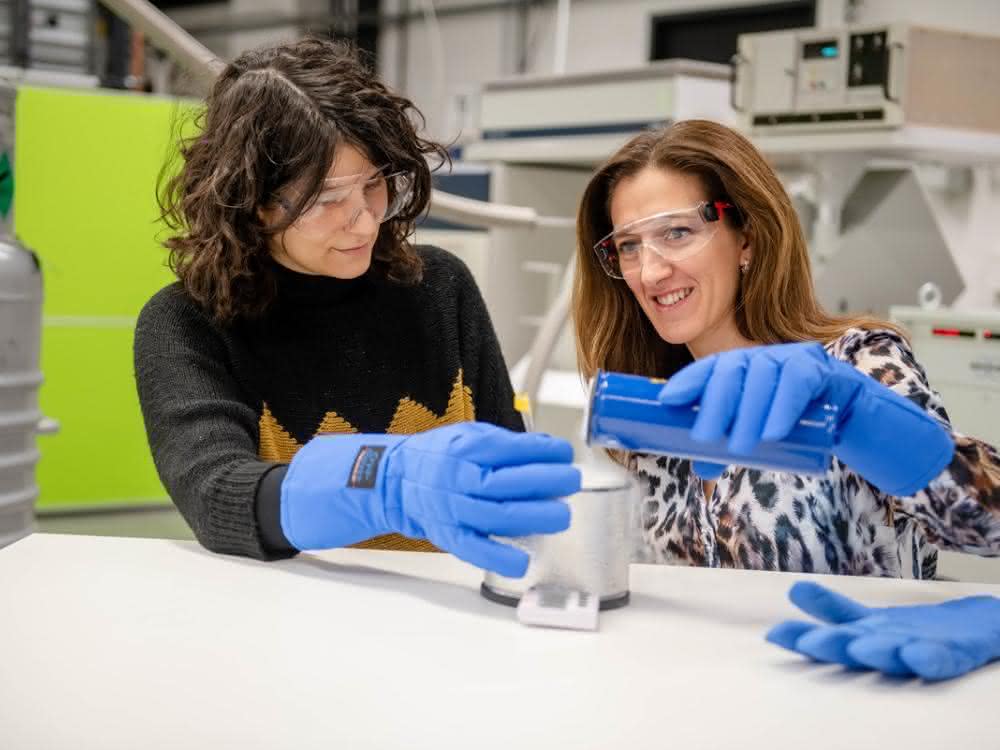 Laura Galazzo und Enrica Bordignon im Labor