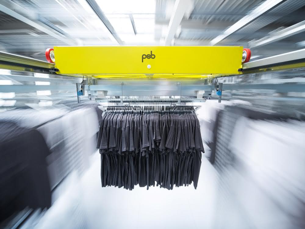 Premiere: Dynamic Fashion Warehouse with hanging garment shuttle