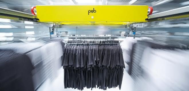 Premiere: Dynamic Fashion Warehouse with hanging garment shuttle