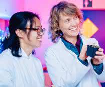 Dr. Yanbo Mao, Professorin Rita Groß-Hardt und Dr. Thomas Nakel haben in molekulargenetischen Studien die Grundlagenkenntnisse über die Fortpflanzung von Pflanzen erheblich erweitert. Dr. Yanbo Mao, Prof. Rita Groß-Hardt und Dr. Thomas Nake im Labor