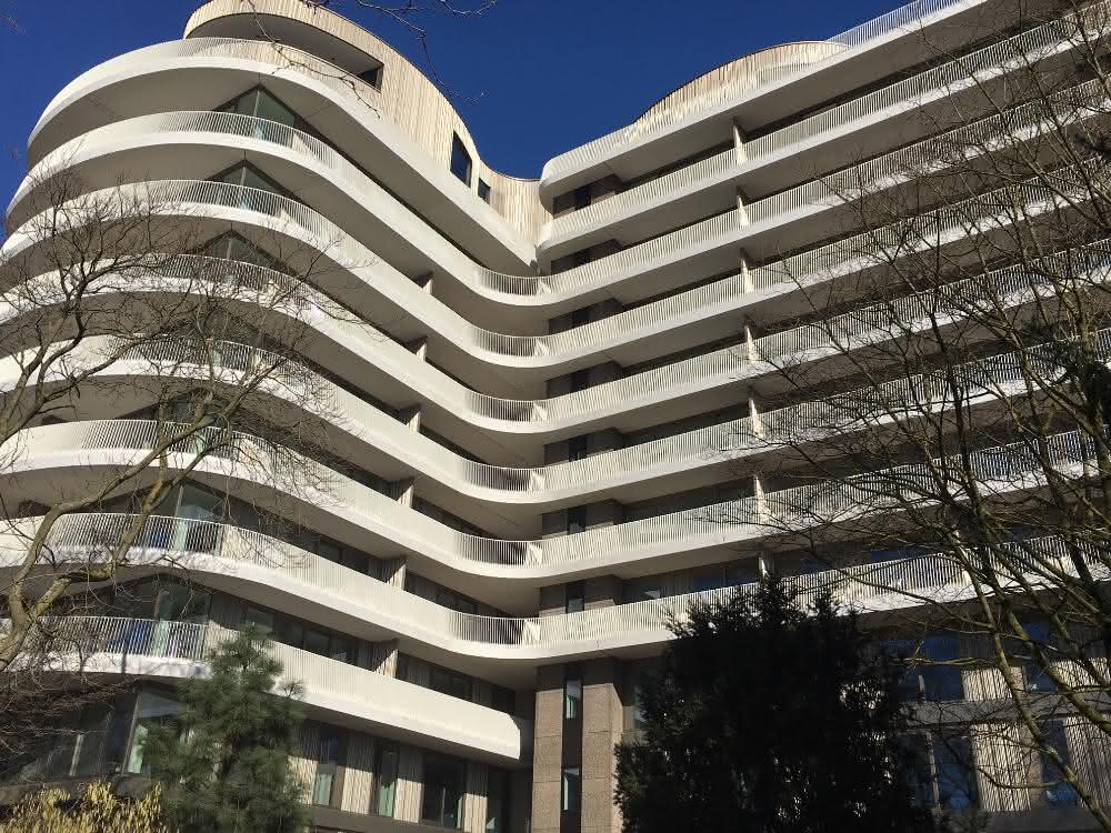 Balkone aus Weisszement prägen Erscheinungsbild