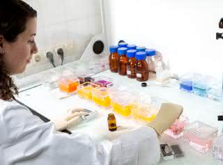Forscherin bei Arbeiten im Labor