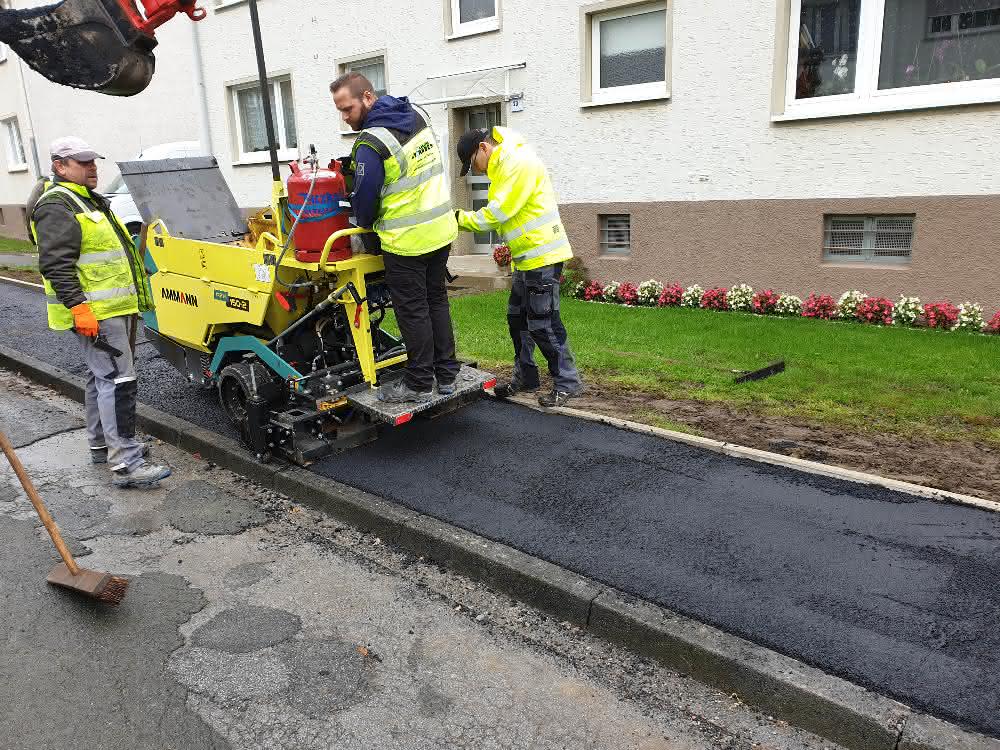 Straßenbau: Mini-Fertiger: Asphalteinbau auf schmalen Wegen